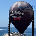 “Il bello dell’estate? Finisce”: ad Amalfi l'installazione di Netflix per il ritorno di Mercoledì Addams