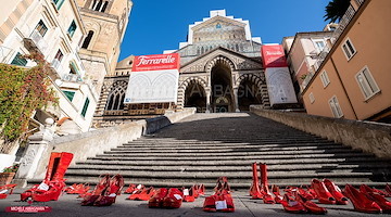 Ad Amalfi sessanta scarpe rosse in memoria delle vittime di femminicidio del 2020. E stasera s'illumina il Duomo
