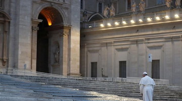 Amalfi rende omaggio a Papa Francesco: «Vegli su di noi, Santità, sul mondo intero»
