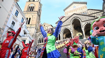 Amalfi si trasforma in un mondo di magia e colori per il Carnevale 2025