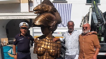 Atrani celebra l'arte contemporanea con Roberto Fabelo: "El mar en tu mente" arriva in piazzetta