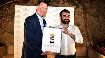 Bill De Blasio, ex sindaco di New York, incontra il sindaco Milano durante il suo soggiorno all'Anantara Convento di Amalfi Grand Hotel /foto