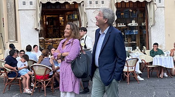 Domenica ad Amalfi per Paolo Gentiloni, l'ex premier non passa inosservato 
