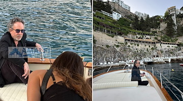 Tim Burton in barca con Sea Dreams Amalfi Coast /foto