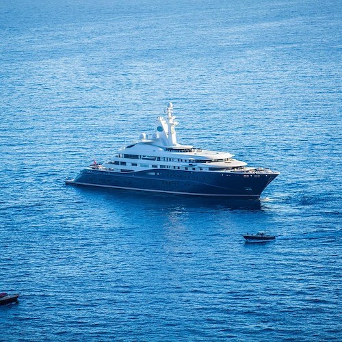 A Positano ritorna "Al Mirqab", il megayacht di 133 metri di proprietà dell'Emiro del Qatar / FOTO 