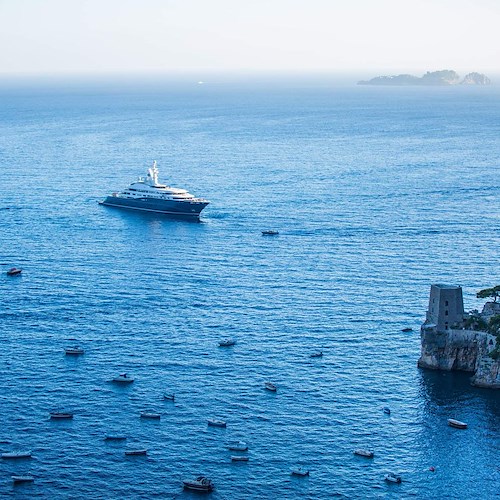 A Positano ritorna "Al Mirqab", il megayacht di 133 metri di proprietà dell'Emiro del Qatar / FOTO 
