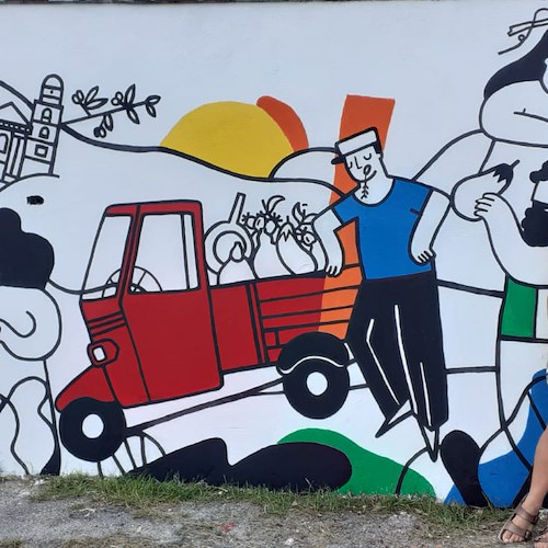 A Tramonti i ragazzi di "Make It Blue" hanno riqualificato l'area mercatale con un murales