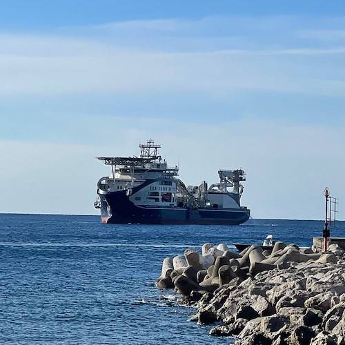 Ad Amalfi arriva la "Leonardo Da Vinci", la nave posacavi più grande al mondo