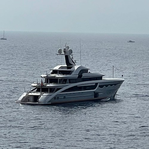 Ad Amalfi c'è "Soaring", yacht di lusso da 68 metri / FOTO