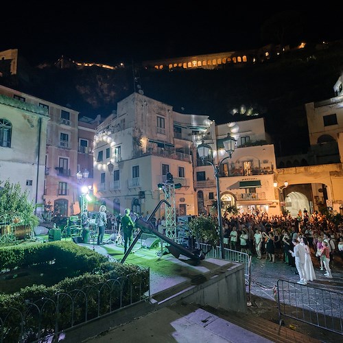 Amalfi piazza Municipio concerto
