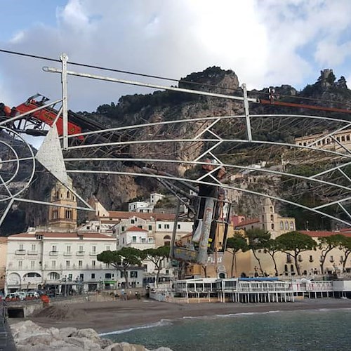 Ad Amalfi la stella cometa illuminata di bengala calerà sul mare la notte della Vigilia di Natale