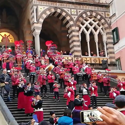Ad Amalfi le sfilate del Capodanno folk chiudono il 2019 e annunciano l'Epifania