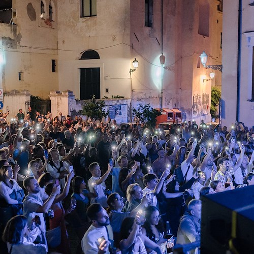  Ad Amalfi tutta l’energia di “Nostalgia ‘90”: 20 agosto disco music in Piazza Municipio