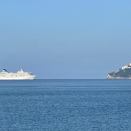 Al largo di Amalfi c'è Artania, nave da crociera inaugurata dalla principessa Diana 