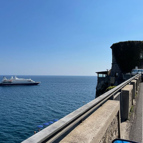 Al largo di Amalfi c'è la nave da crociera extralusso "Sea Dream I"
