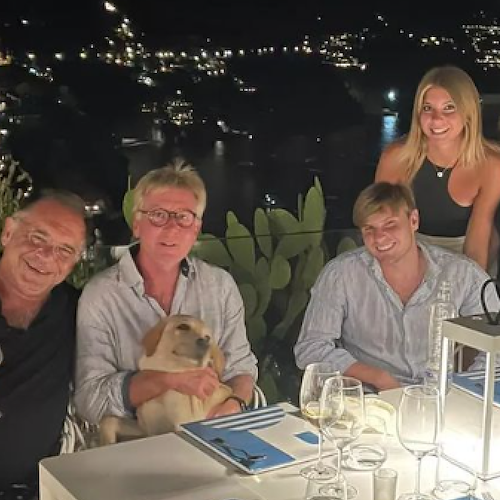 Alessandro Cecchi Paone torna nella "sua" Positano, relax e tappa di gusto insieme alla famiglia 
