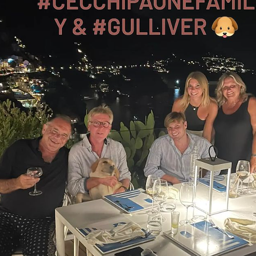 Alessandro Cecchi Paone torna nella "sua" Positano, relax e tappa di gusto insieme alla famiglia 