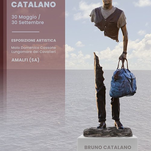 Amalfi diventa museo a cielo aperto con «i viaggiatori» di Bruno Catalano 