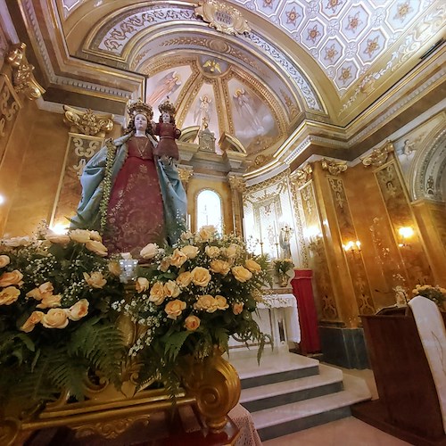 Amalfi festeggia il ritrovamento della statua della Madonna del Rosario dopo l’alluvione