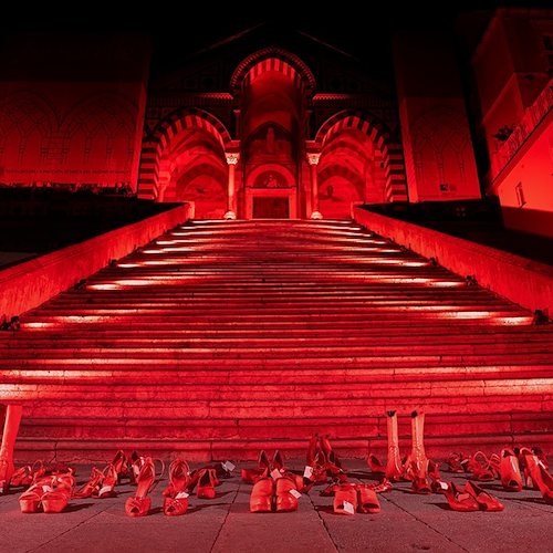 Amalfi, il Duomo si illumina di rosso contro la violenza sulle donne