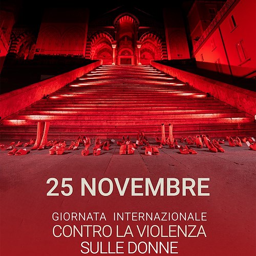 Amalfi, il Duomo si illumina di rosso contro la violenza sulle donne