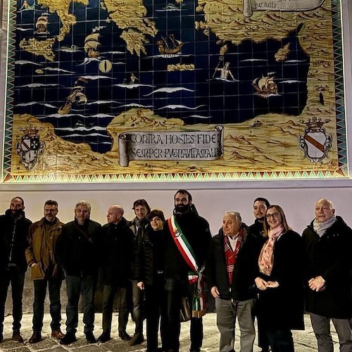 Amalfi, il pannello maiolicato della Porta della Marina riportato al suo originario splendore<br />&copy; Daniele Milano