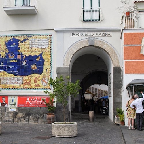 Amalfi: la Porta e il Supportico della Marina, antica sede dei calzolai