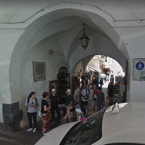 Amalfi: la Porta e il Supportico della Marina, antica sede dei calzolai