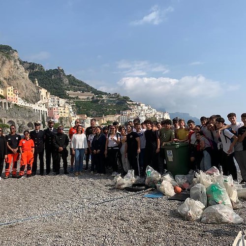 Amalfi. Spiagge e Fondali Puliti, studenti del "Marini Gioia" adottano la piccola baia