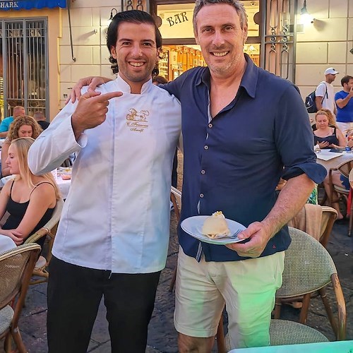 Amalfi, tappa di gusto al Bar Francese per l'allenatore Luca Gotti 
