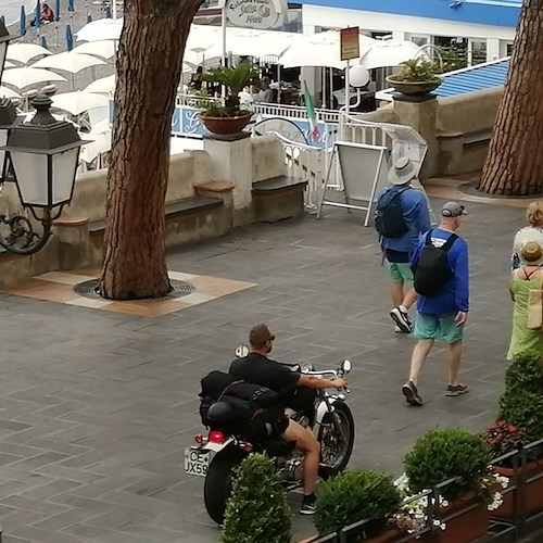 Amalfi: turista attraversa lungomare in moto /FOTO