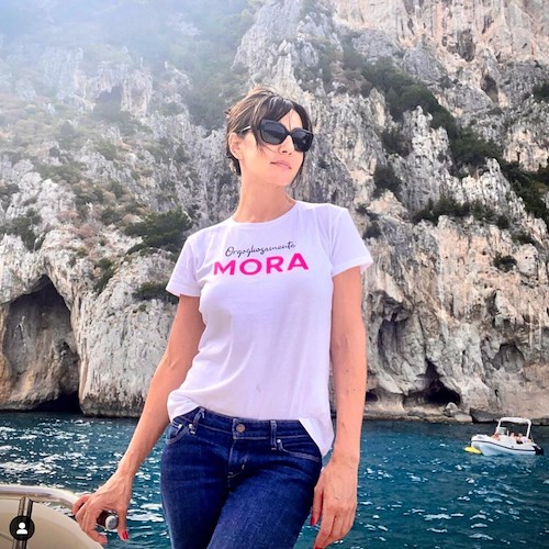 Ambra Angiolini dalle acque della Costa d'Amalfi: «Una mora è "quasi" per sempre»