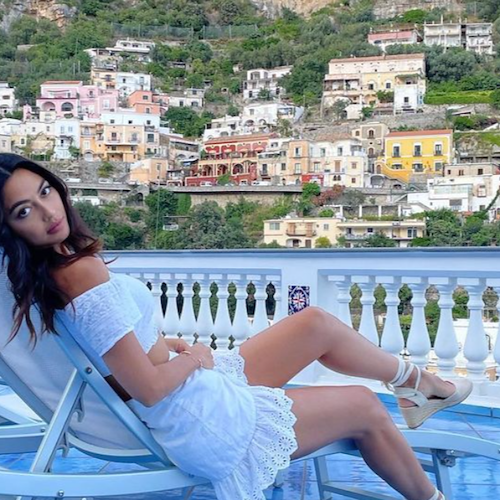 Ambra Gutierrez: relax a Positano per la modella che denunciò il produttore Harvey Weinstein 
