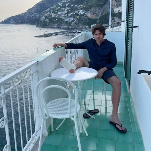 Angelo Duro si rilassa (e cade) in Costiera Amalfitana, il post ironico del comico palermitano