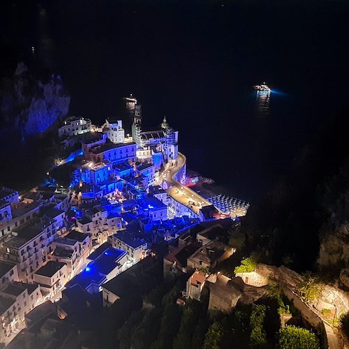 Atrani dipinta di "Blu". La nuova illuminazione pubblica che infonde al piccolo borgo una rilassante suggestione cromatica /Foto