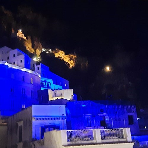 Atrani dipinta di "Blu". La nuova illuminazione pubblica che infonde al piccolo borgo una rilassante suggestione cromatica /Foto