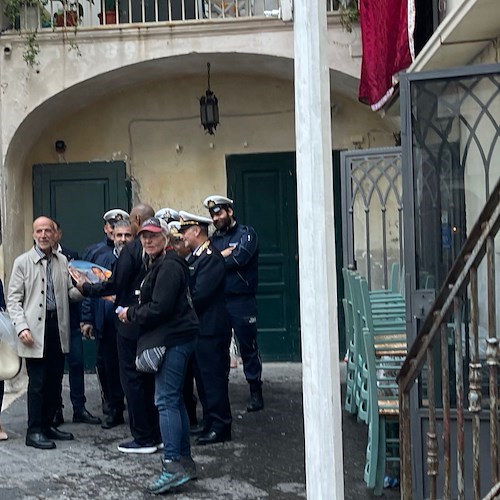 Atrani omaggia Denzel Washington con un piatto in ceramica del maestro Raimondi [foto]