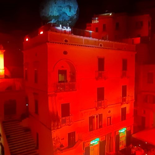 Atrani si colora del "rosso" Fuoco dell'Arte /FOTO