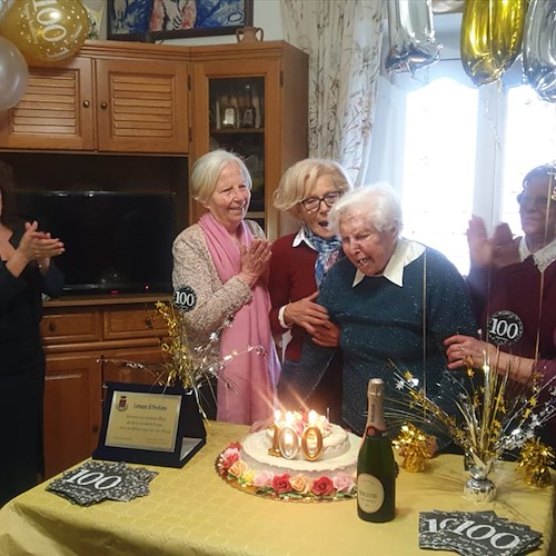 Auguri a Rosa Celentano per i suoi 100 anni, i festeggiamenti nel quartiere di Liparlati a Positano