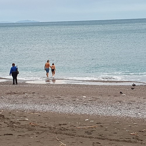 Bagno di fine novembre a Minori. Freddo e vento non spaventano due turisti in Costiera Amalfitana