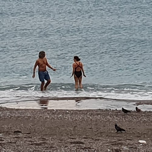Bagno di fine novembre a Minori. Freddo e vento non spaventano due turisti in Costiera Amalfitana