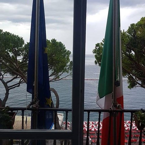Bandiere a mezz'asta ad Amalfi in segno di vicinanza alla consorella Repubblica Marinara di Genova 