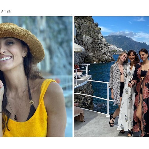 Benedetta Parodi con le due figlie all'Hotel Santa Caterina di Amalfi /Foto /Storie