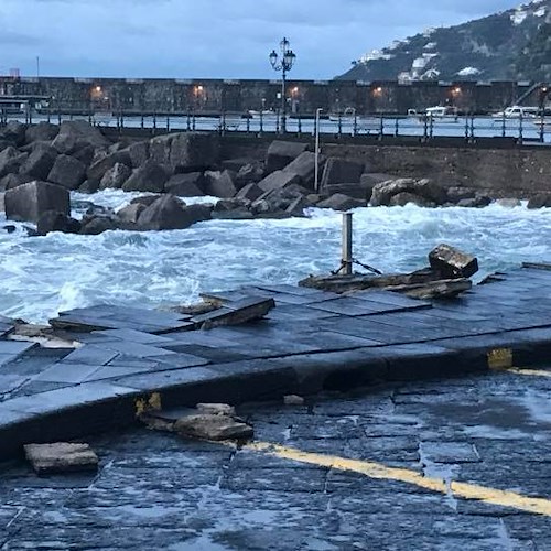 Brutto risveglio ad Amalfi, la mareggiata ha distrutto pavimentazione e balaustre /FOTO