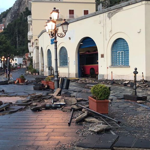 Brutto risveglio ad Amalfi, la mareggiata ha distrutto pavimentazione e balaustre /FOTO