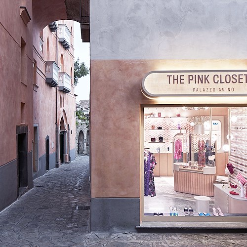 “C’è un nuovo negozio tutto rosa a Ravello”: la rivista Glamour descrive la boutique di Palazzo Avino