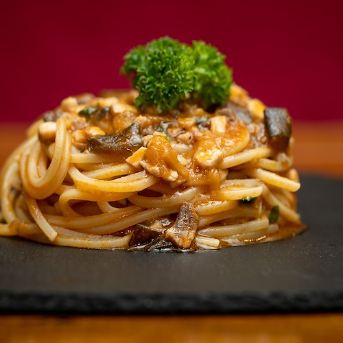 Casa Ferraiuolo: spaghetti salsiccia e melenzane sono serviti /foto