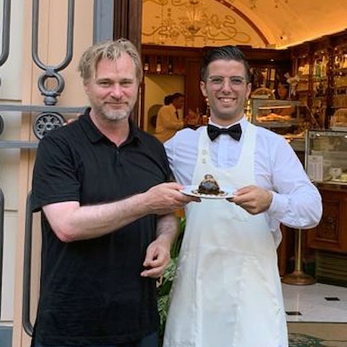 Christopher Nolan fa il pieno di dolcezza in piazza ad Amalfi 