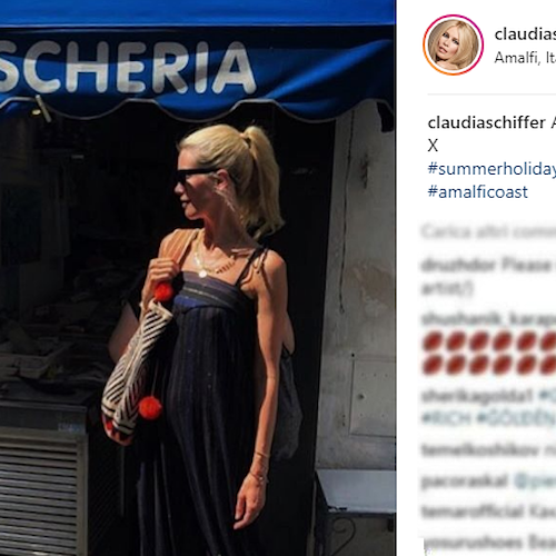 Claudia Schiffer ad Amalfi: la supermodella non passa inosservata 