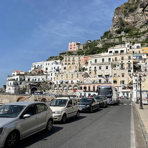 Costa d'Amalfi, un milione di passaggi di mezzi in 21 giorni. Il dato rilevato col progetto "Turismo e viabilità"